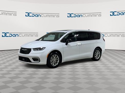 New 2026 Chrysler Pacifica Limited image 5