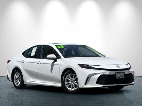 Used 2025 Toyota Camry LE w/ Convenience Package FWD image 2