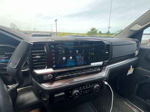 Used 2024 Chevrolet Silverado 1500 LT w/ Z71 Off-Road Package AWD/4WD image 7