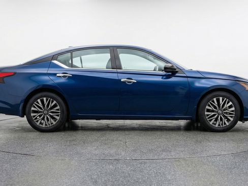 Used 2025 Nissan Altima 2.5 SV image 11