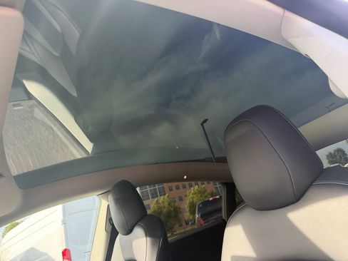 Used 2022 Tesla Model Y Long Range AWD/4WD image 31