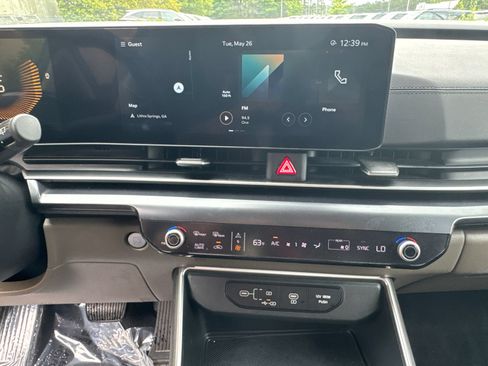 Used 2025 Kia Carnival FWD image 25