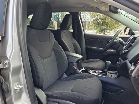 Used 2021 Jeep Cherokee Latitude FWD image 17
