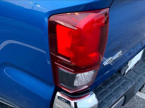 Used 2018 Toyota Tacoma SR5 AWD/4WD image 27