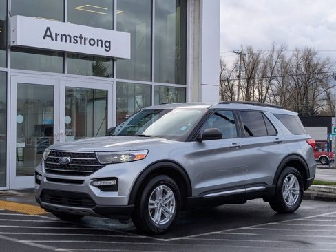 Used 2023 Ford Explorer XLT w/ Equipment Group 202A image 9