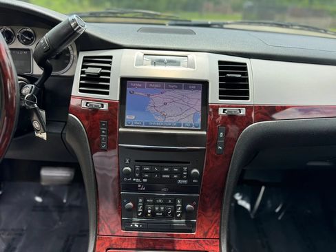 Used 2013 Cadillac Escalade Luxury AWD/4WD image 21