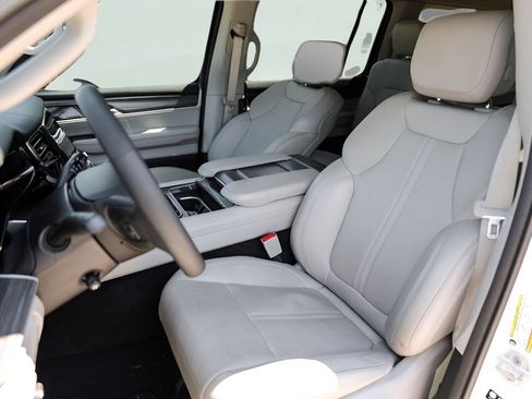 Used 2023 Jeep Wagoneer L Series III w/ Premium Group I AWD/4WD image 10