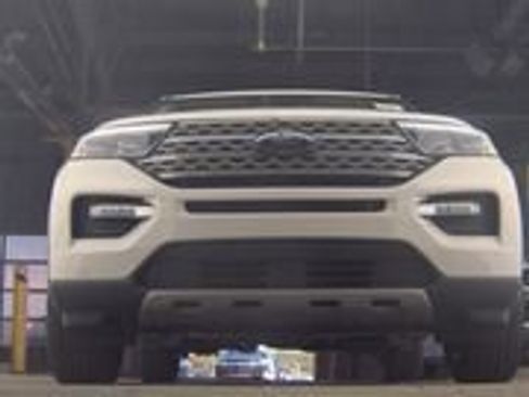 Used 2023 Ford Explorer Limited w/ Equipment Group 301A AWD/4WD image 3