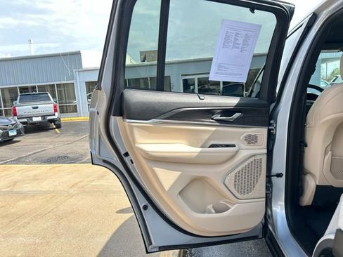 Used 2023 Jeep Grand Cherokee Limited w/ Luxury Tech Group II AWD/4WD image 15