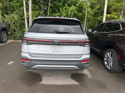 Used 2025 Volkswagen Taos SE FWD image 10