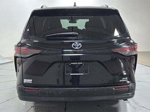 Used 2024 Toyota Sienna XLE image 4