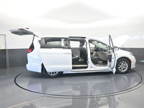 Used 2023 Chrysler Pacifica Touring-L image 74