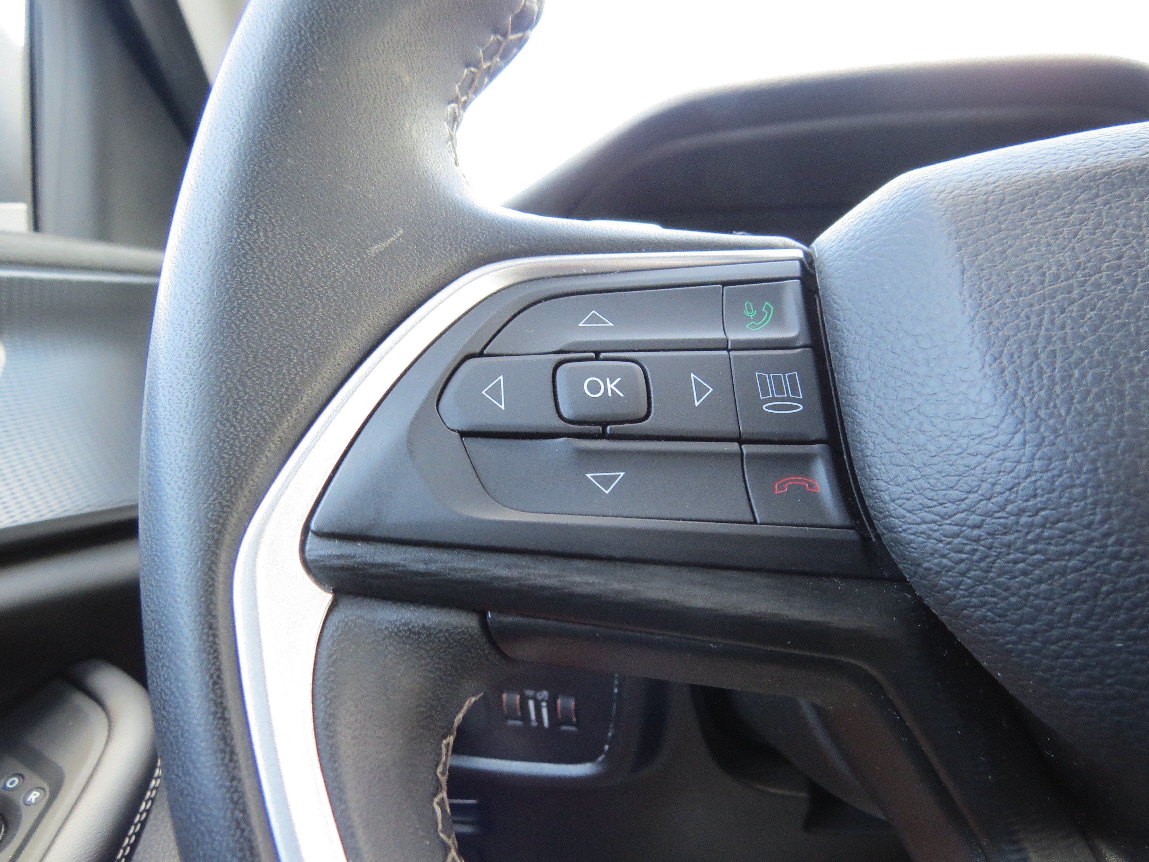Used 2023 Jeep Grand Cherokee Laredo AWD/4WD image 18