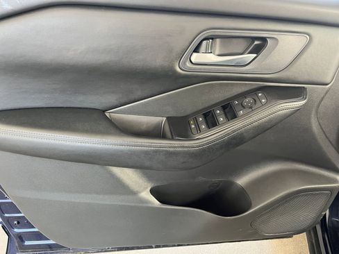 Used 2025 Nissan Rogue SV image 18