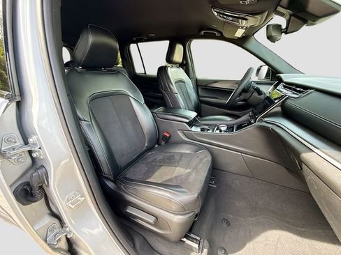 Used 2024 Jeep Grand Cherokee Altitude RWD image 14