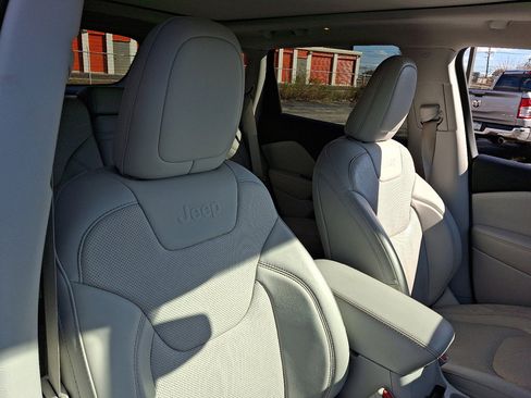 Used 2019 Jeep Cherokee Limited image 13