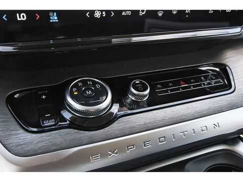 Used 2025 Ford Expedition Platinum image 21