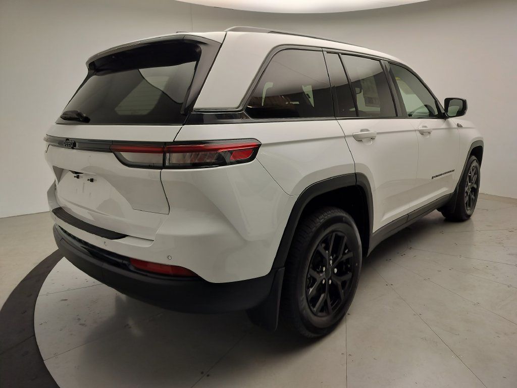 Used 2024 Jeep Grand Cherokee Altitude RWD image 3