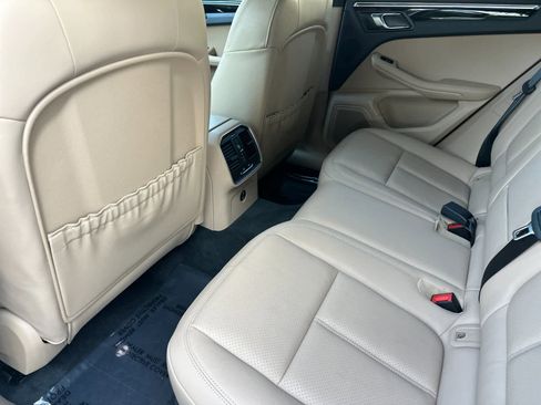 Certified 2025 Porsche Macan AWD/4WD image 13
