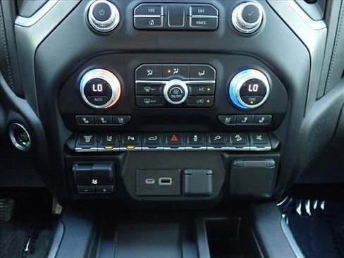 Used 2022 GMC Sierra 3500 Denali w/ Denali Ultimate Package AWD/4WD image 18