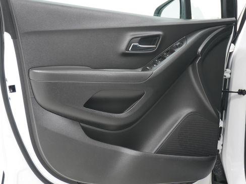 Used 2020 Chevrolet Trax LT w/ LT Convenience Package image 13