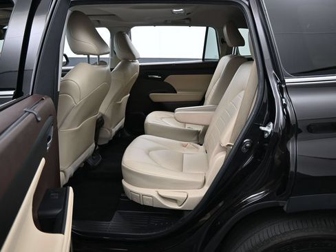 Used 2022 Toyota Highlander XLE FWD image 30