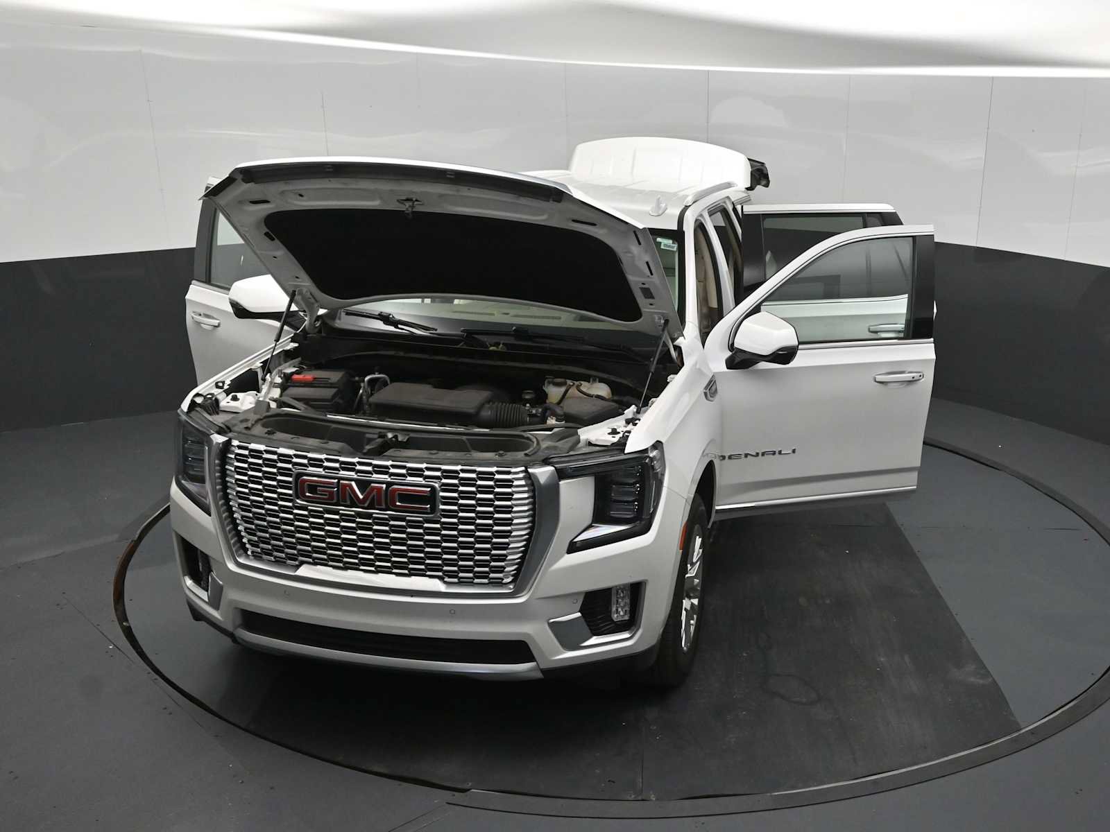 Used 2024 GMC Yukon Denali w/ Advanced Technology Package AWD/4WD image 33