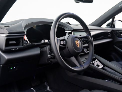 Certified 2025 Porsche Macan 4 Electric image 4