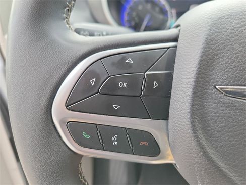 Certified 2024 Chrysler Pacifica Touring-L image 23