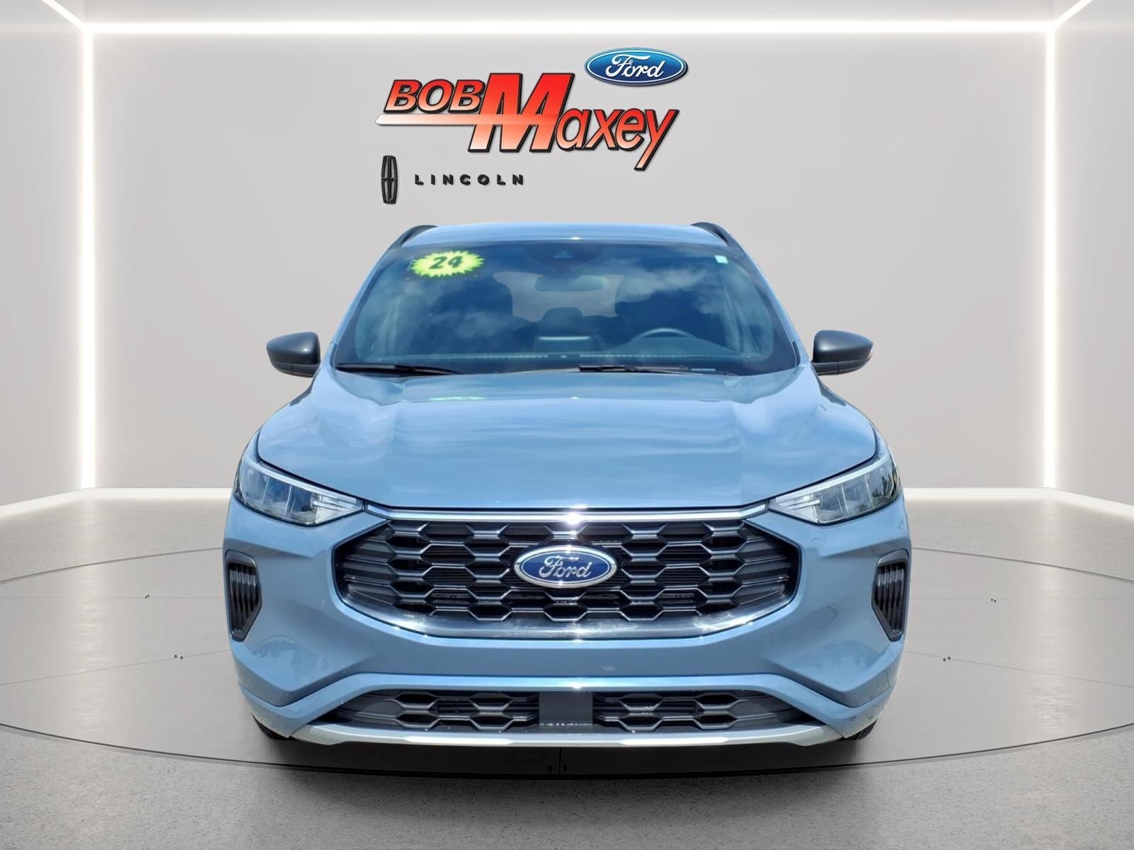 Used 2024 Ford Escape ST-Line w/ Cold Weather Package FWD image 2
