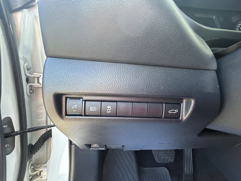 Certified 2021 Toyota Venza LE image 30