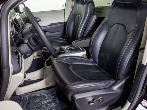 Used 2024 Chrysler Pacifica Touring-L image 19