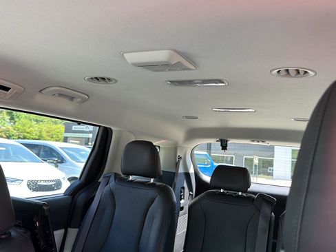 Used 2022 Kia Carnival SX FWD image 17