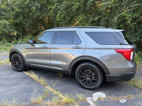 Used 2022 Ford Explorer XLT w/ Equipment Group 202A RWD image 4