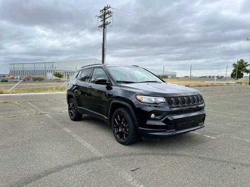 Used 2023 Jeep Compass Latitude AWD/4WD image 3
