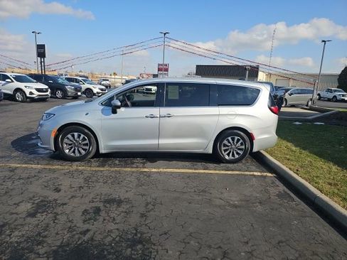 Used 2023 Chrysler Pacifica Touring-L FWD image 4