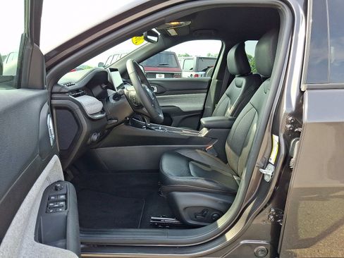 Used 2024 Jeep Compass Latitude AWD/4WD image 16