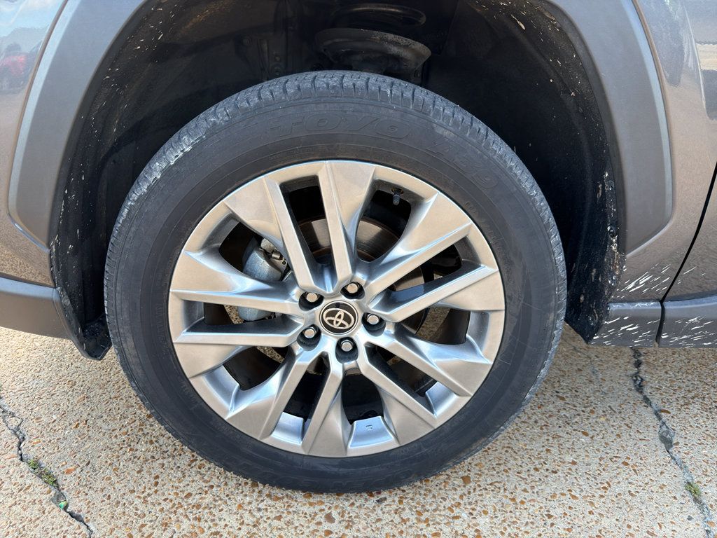 Used 2023 Toyota RAV4 XLE Premium AWD/4WD image 9
