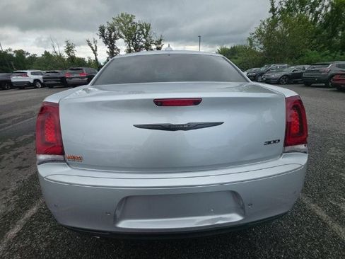 Used 2022 Chrysler 300 Touring L RWD image 5