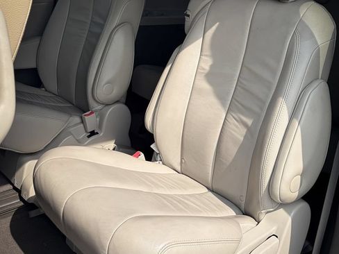 Used 2014 Toyota Sienna XLE FWD image 24