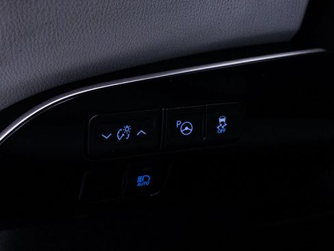 Used 2022 Toyota Prius LE FWD image 6