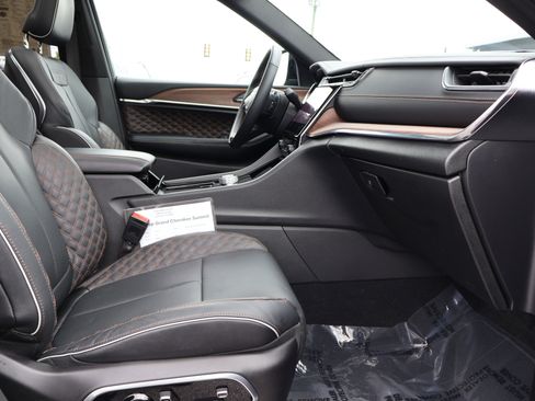 Used 2025 Jeep Grand Cherokee Summit w/ Obsidian Package AWD/4WD image 30