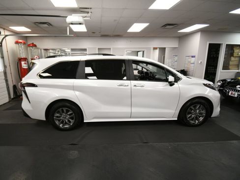 Used 2024 Toyota Sienna XLE FWD image 8
