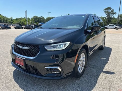 Used 2025 Chrysler Pacifica Select FWD image 3