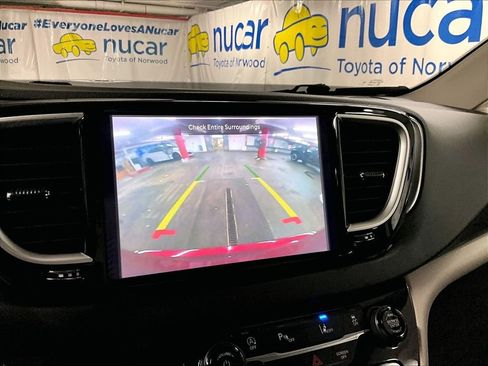 Used 2023 Chrysler Pacifica Touring-L FWD image 19
