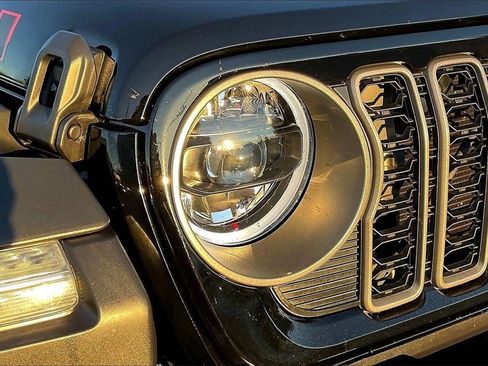 Used 2025 Jeep Wrangler Unlimited Rubicon w/ Technology Group image 8