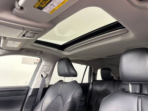 Used 2021 Toyota Highlander XLE FWD image 2