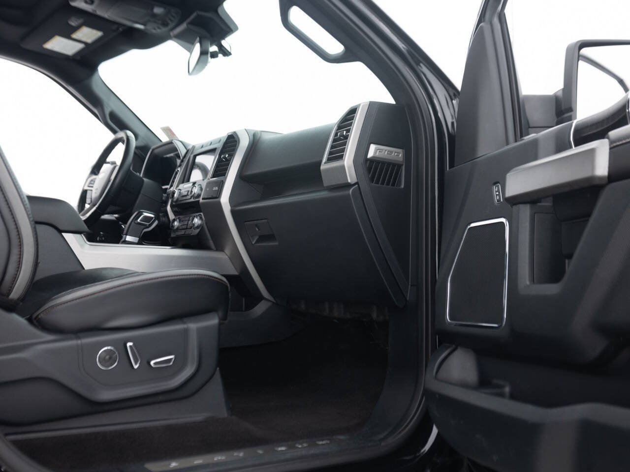 Used 2018 Ford F150 Platinum w/ Equipment Group 701A Luxury AWD/4WD image 35