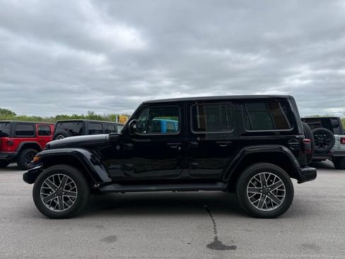 Used 2023 Jeep Wrangler Unlimited Sahara AWD/4WD image 6