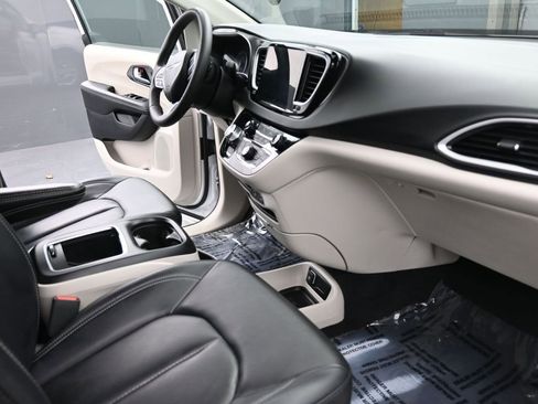 Used 2024 Chrysler Pacifica Touring-L image 41